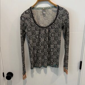 Billabong Black and White Printed Long Sleeve Tee with Contrast Cuffs size small